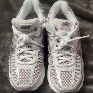 Nike Zoom Vomero 5- SOLD